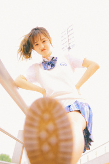 老头边吃奶边弄进去呻吟
